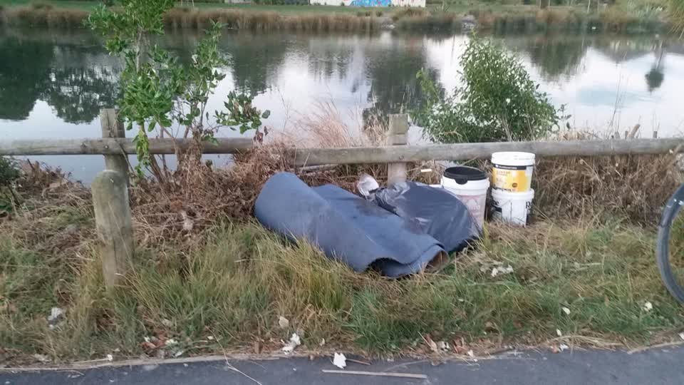 The photograph attached to this rubbish/recycling report