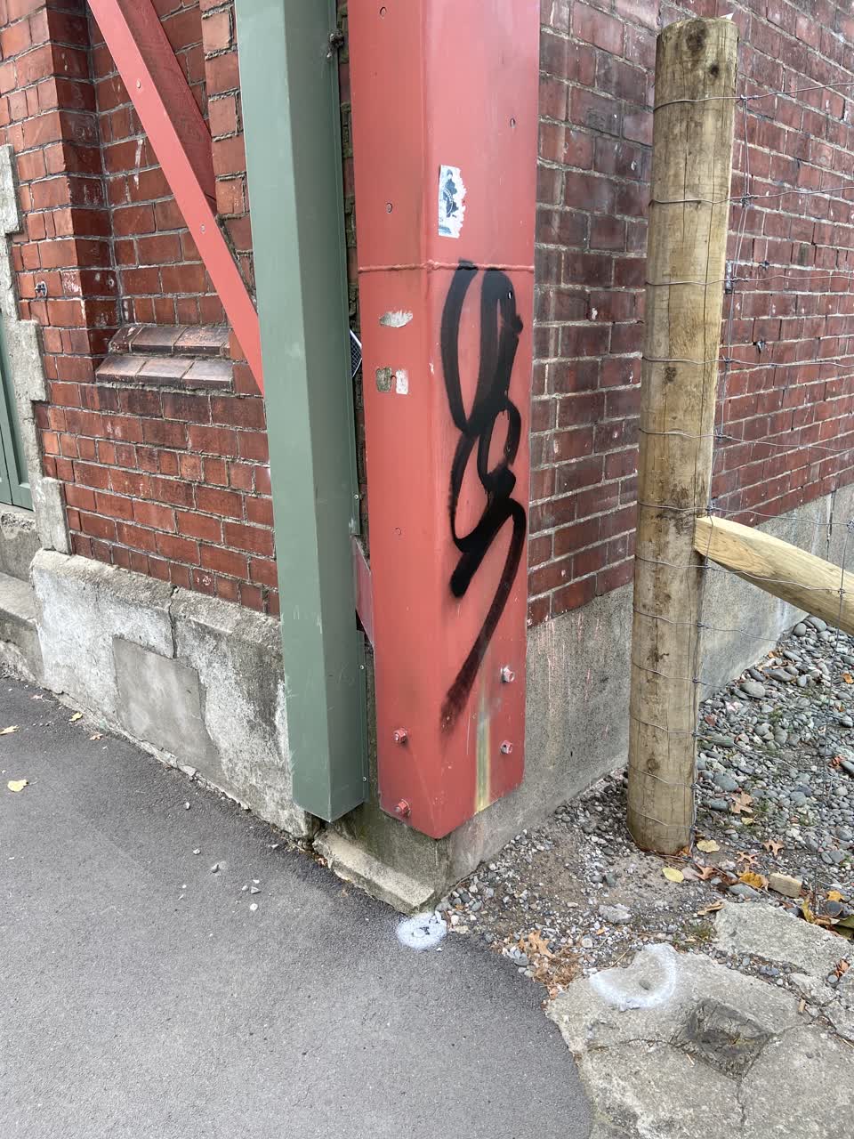 The photograph attached to this graffiti report