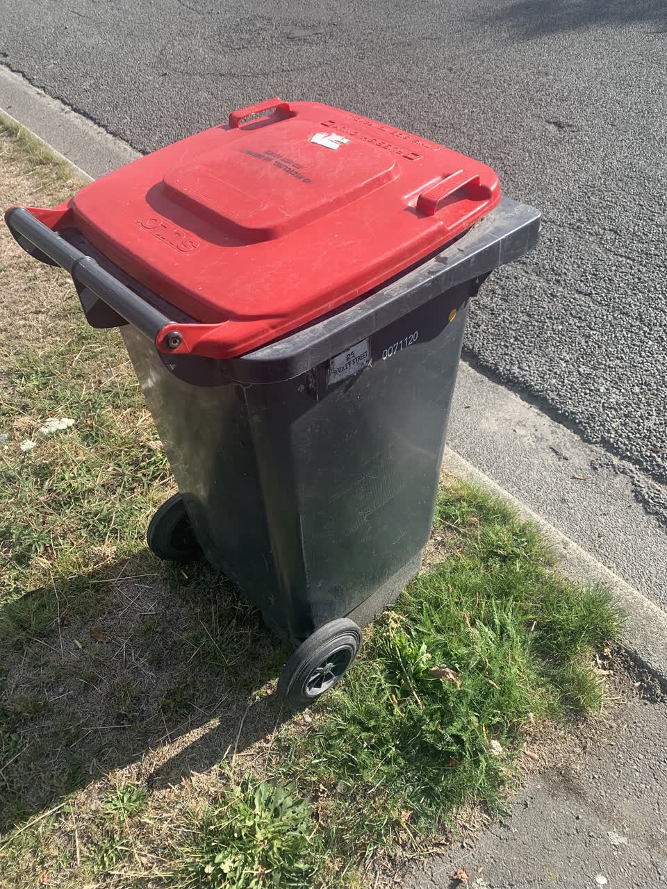 The photograph attached to this rubbish/recycling report