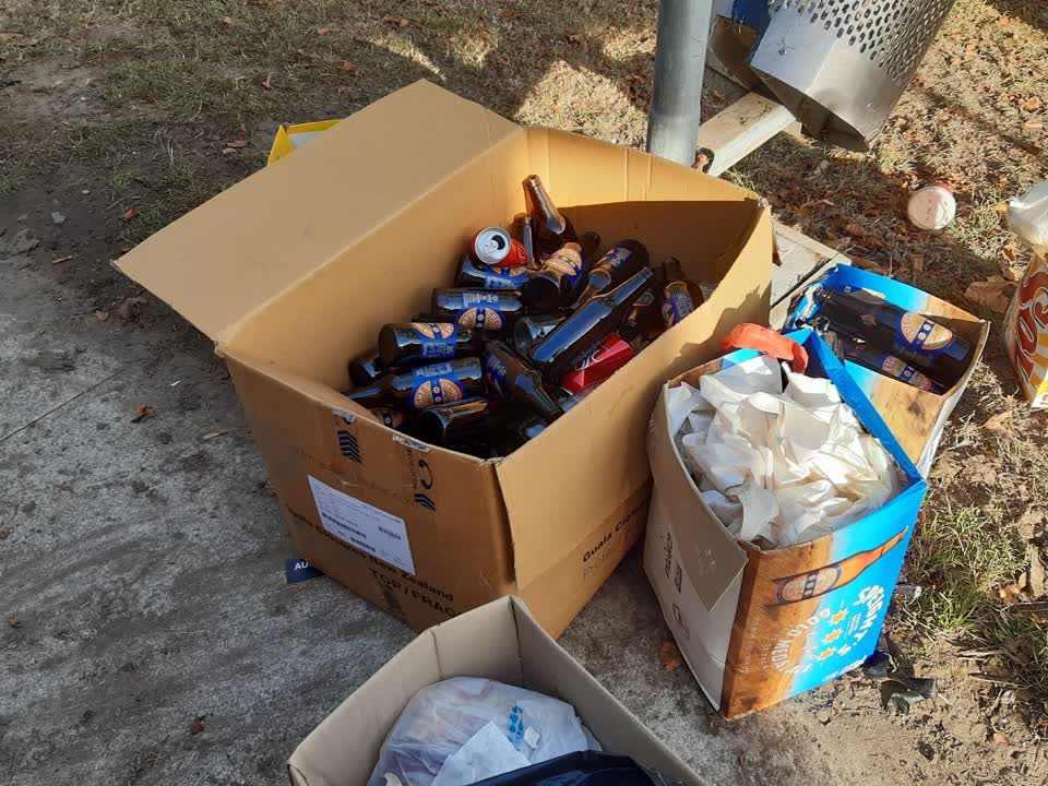 The photograph attached to this rubbish/recycling report