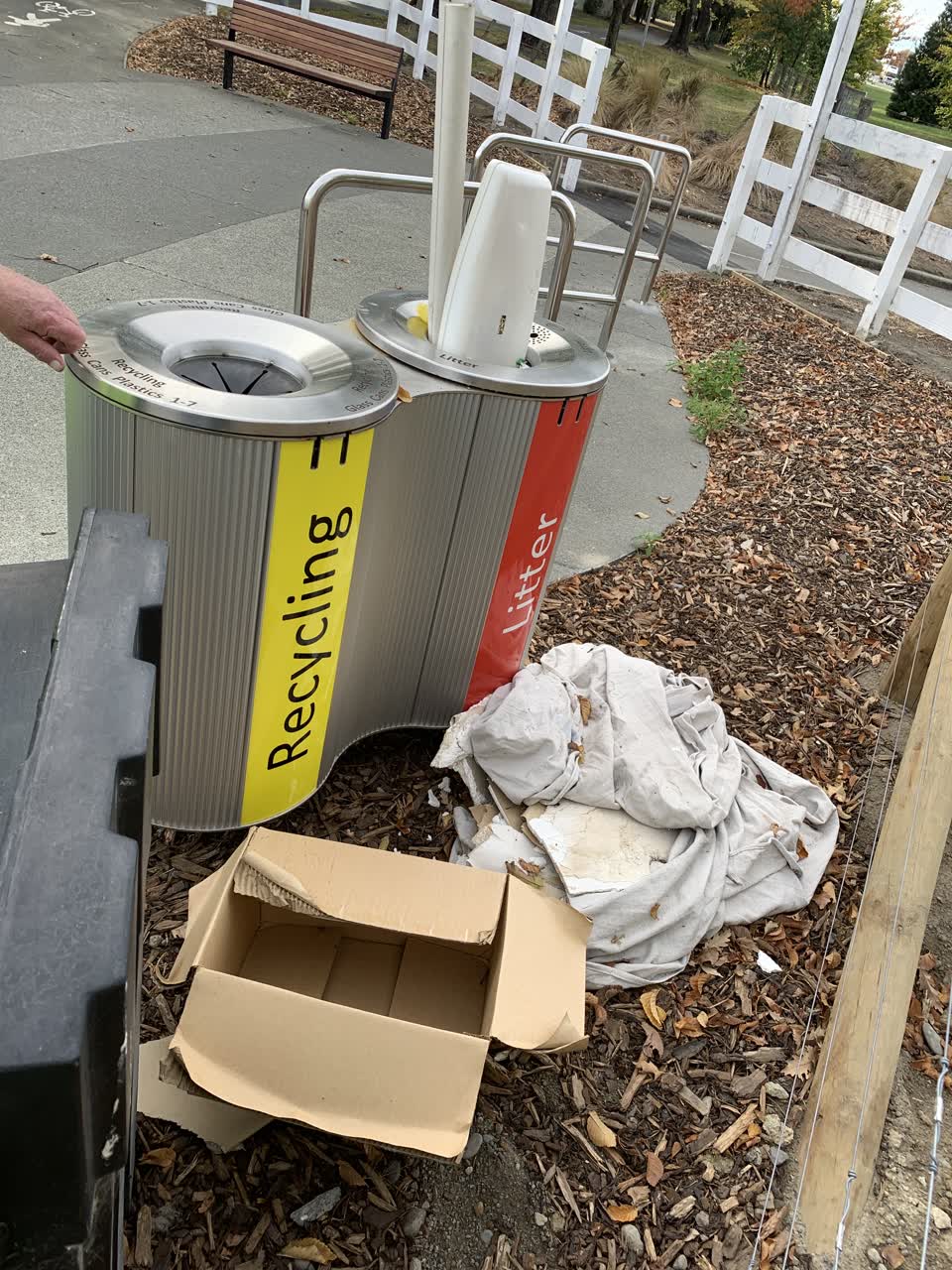 The photograph attached to this rubbish/recycling report