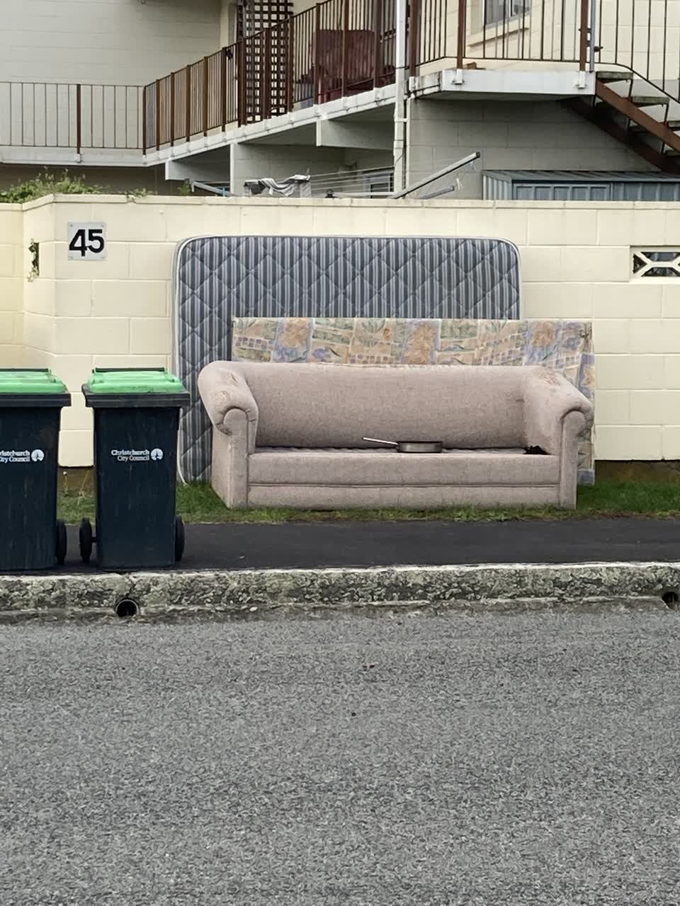The photograph attached to this rubbish/recycling report