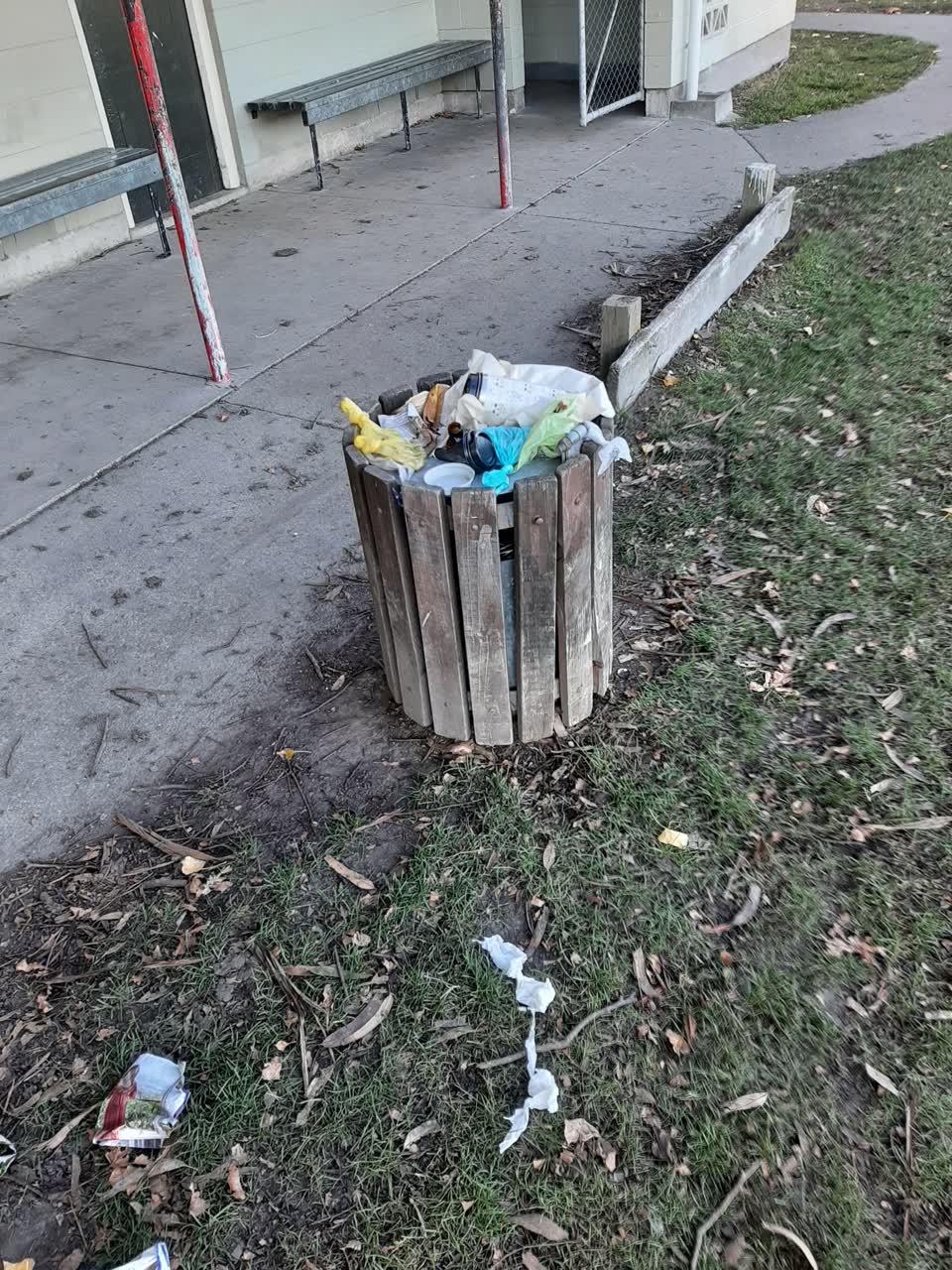 The photograph attached to this rubbish/recycling report