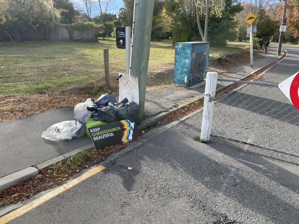 The photograph attached to this rubbish/recycling report