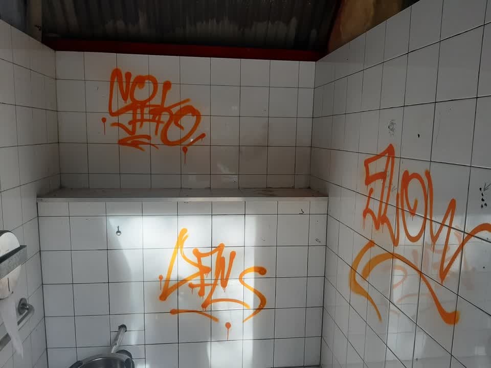 The photograph attached to this graffiti report