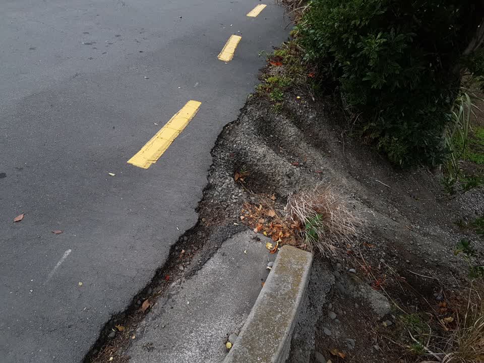 The photograph attached to this roading/streets report