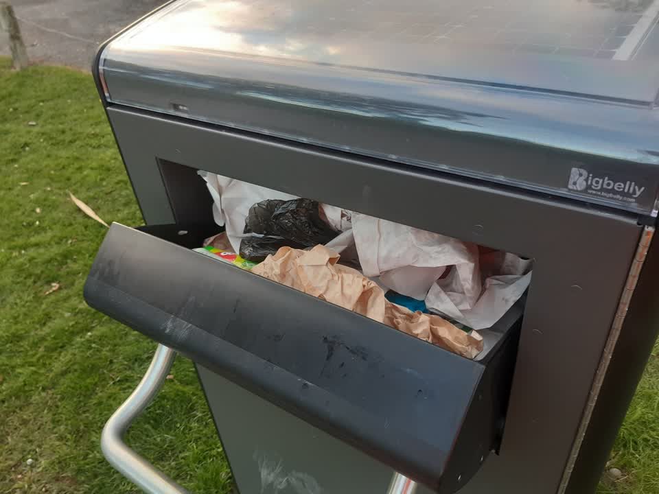 The photograph attached to this rubbish/recycling report