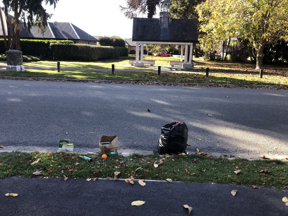 The photograph attached to this rubbish/recycling report