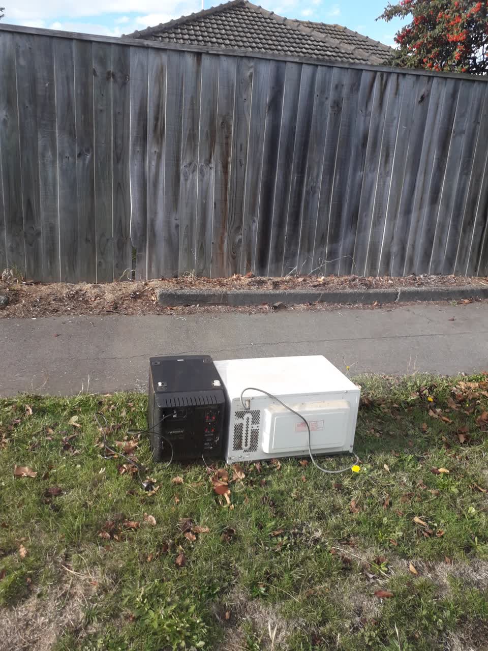The photograph attached to this rubbish/recycling report