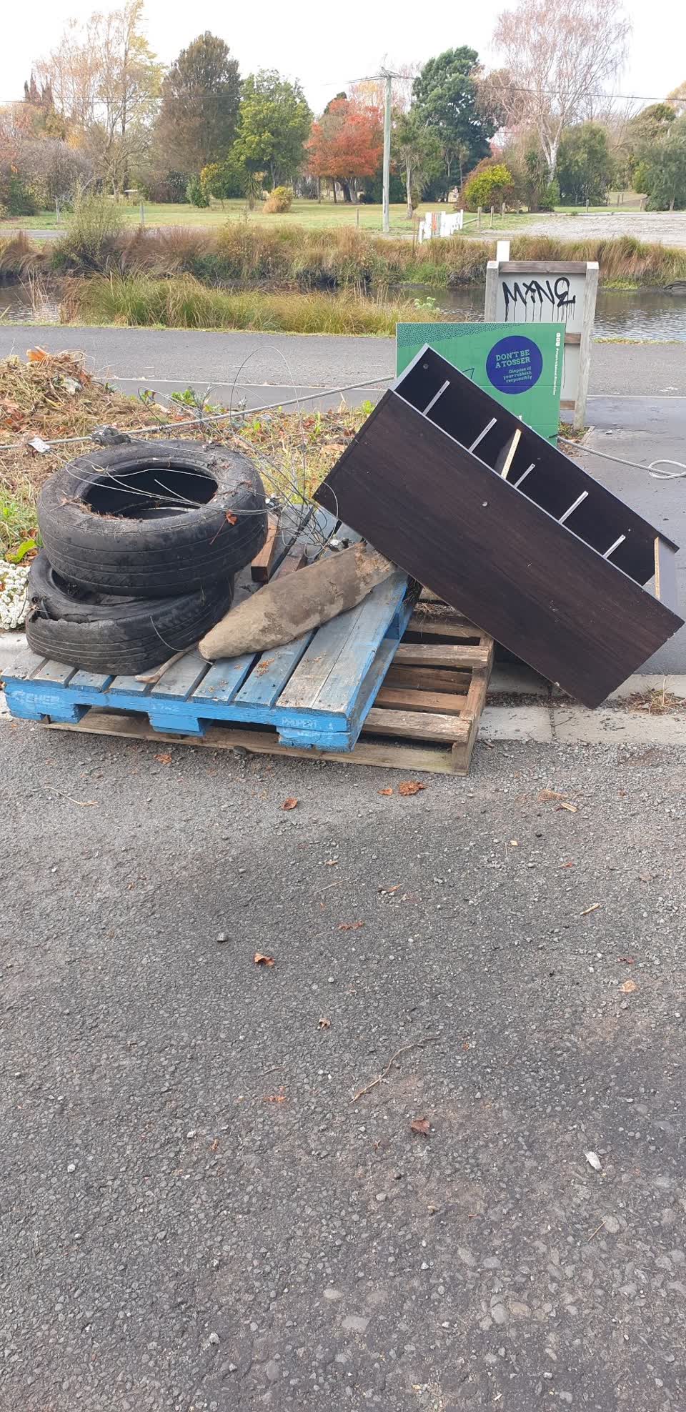 The photograph attached to this rubbish/recycling report