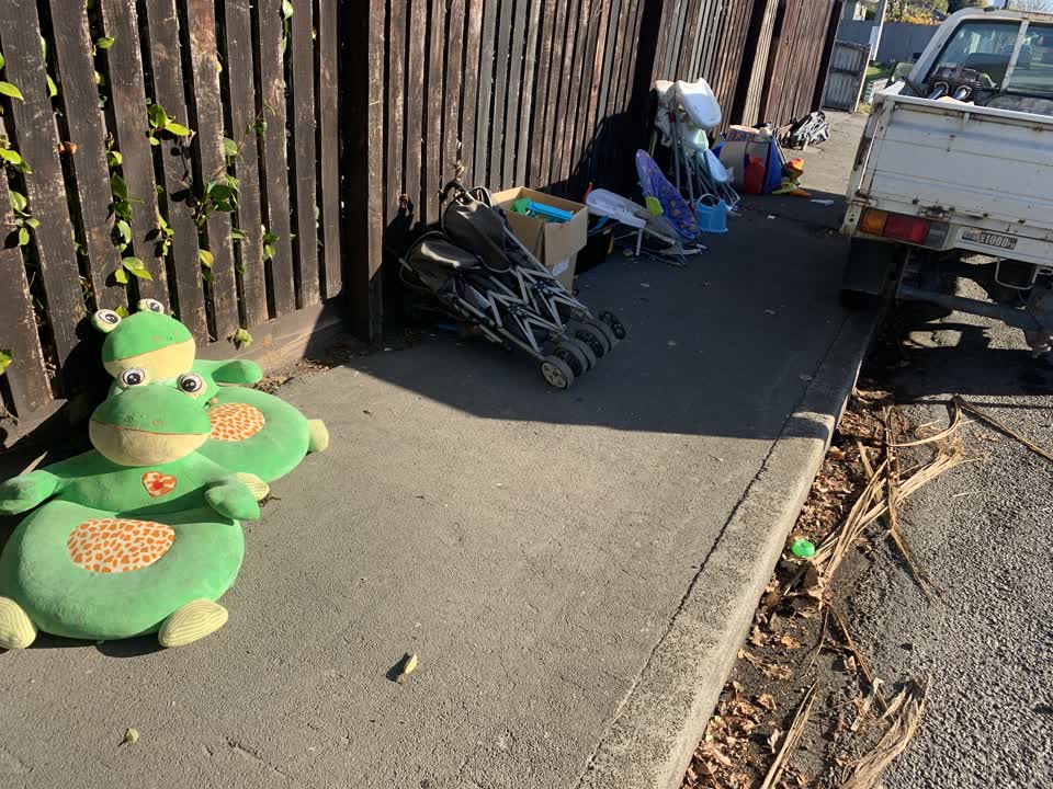 The photograph attached to this rubbish/recycling report