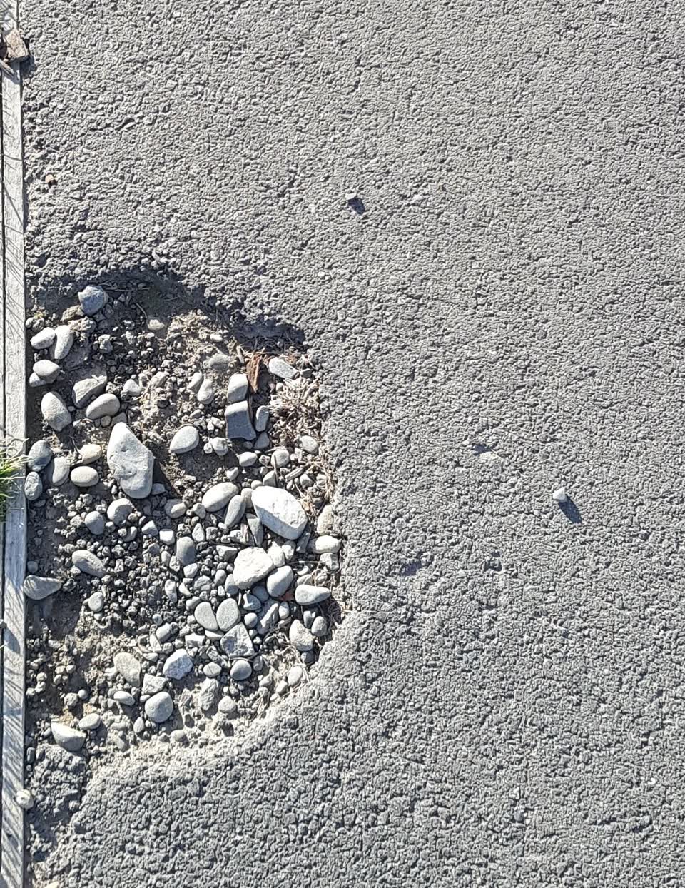 The photograph attached to this roading/streets report