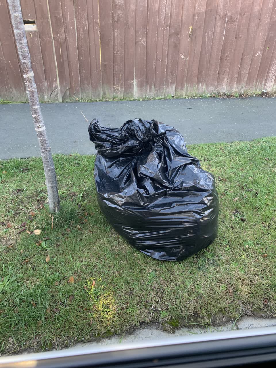 The photograph attached to this rubbish/recycling report