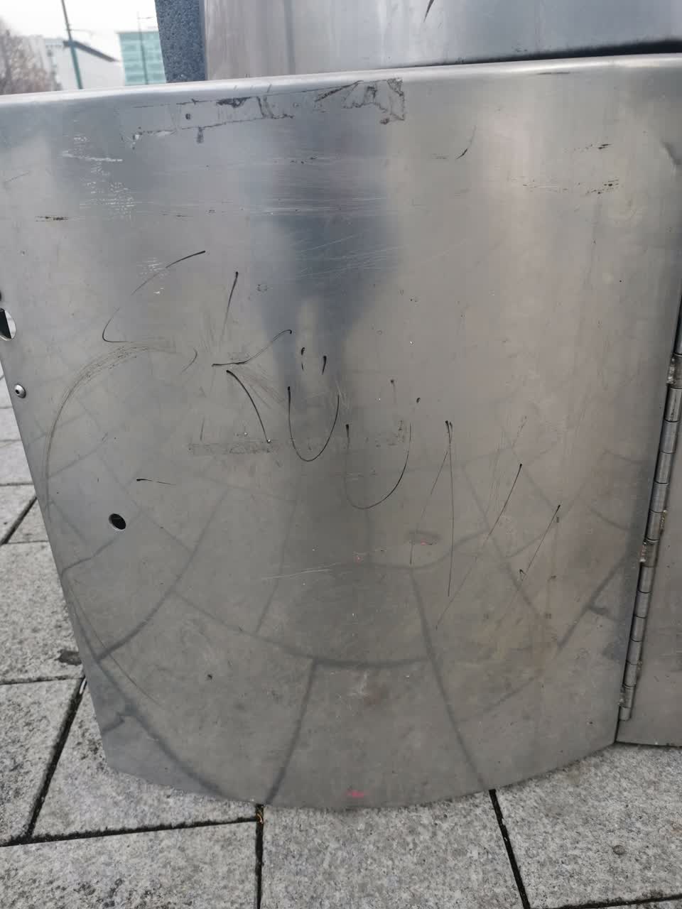 The photograph attached to this graffiti report