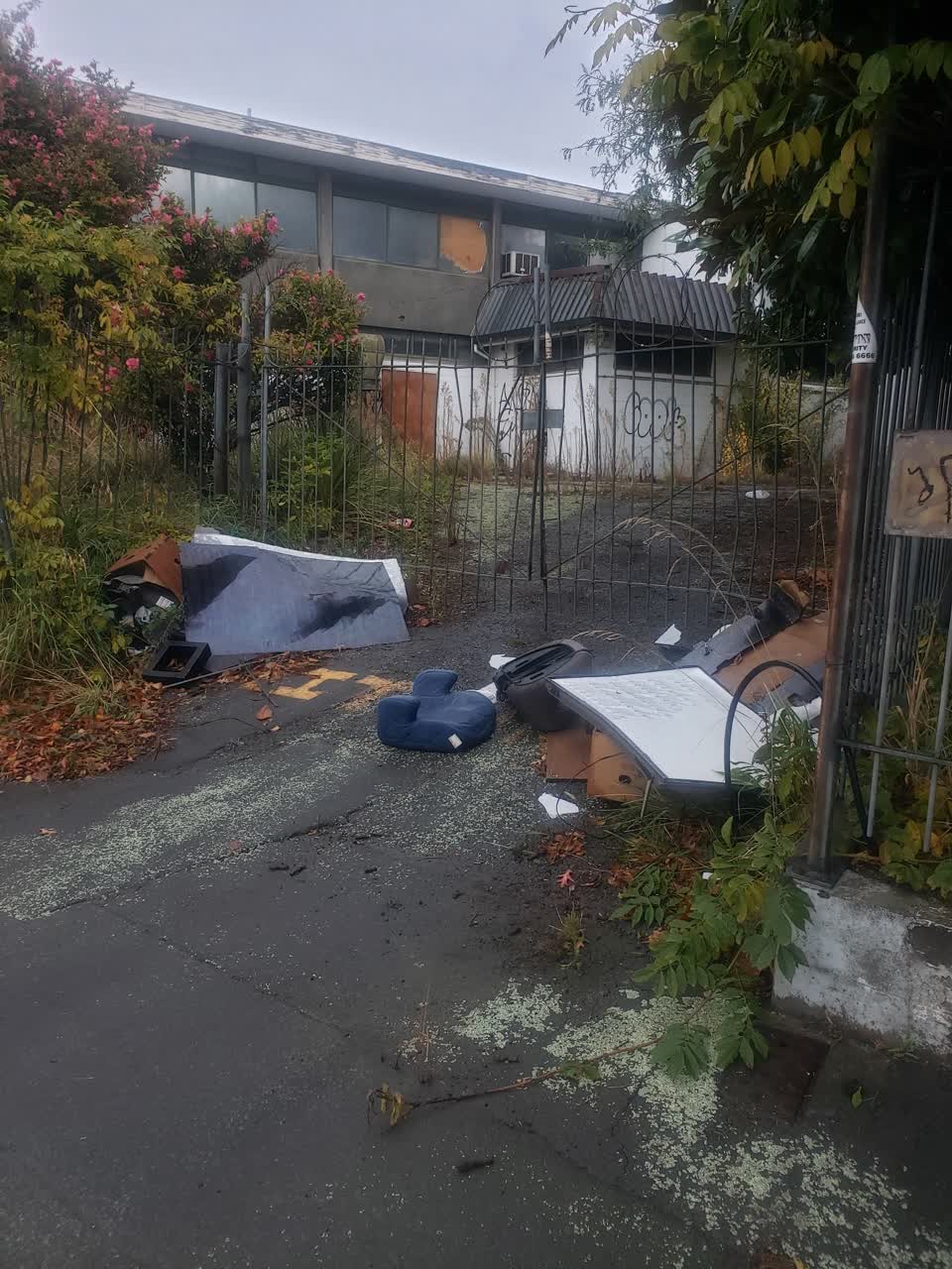The photograph attached to this rubbish/recycling report