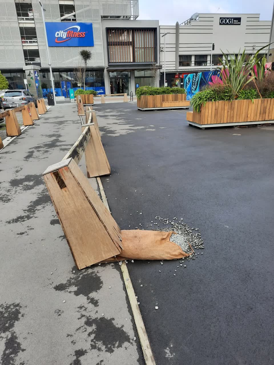 The photograph attached to this roading/streets report