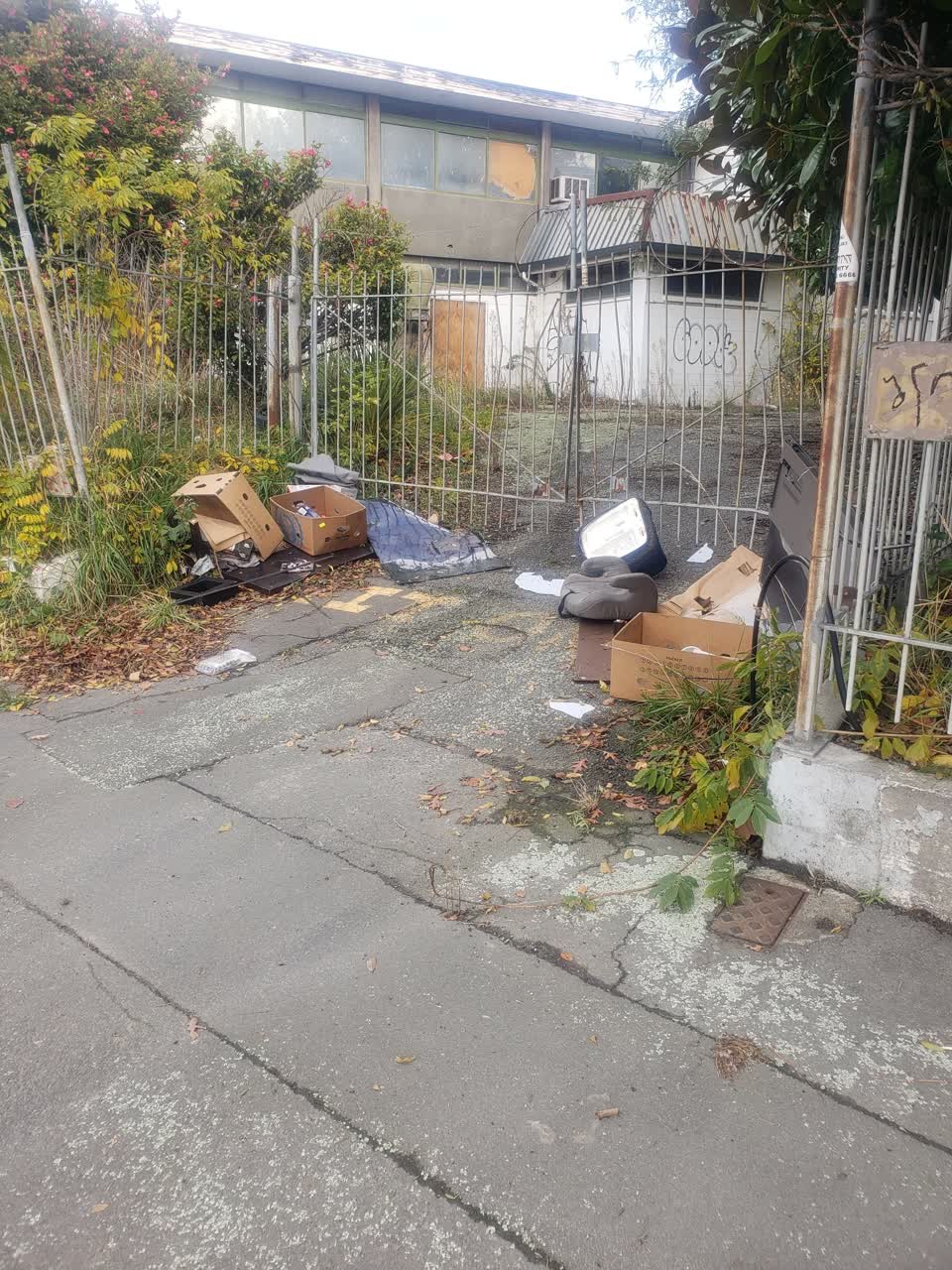 The photograph attached to this rubbish/recycling report