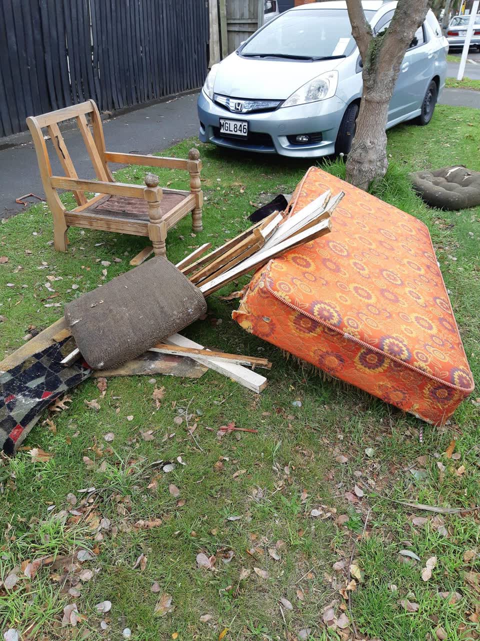 The photograph attached to this rubbish/recycling report
