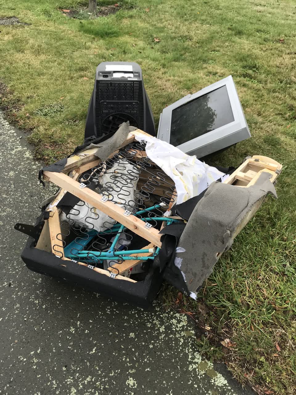 The photograph attached to this rubbish/recycling report
