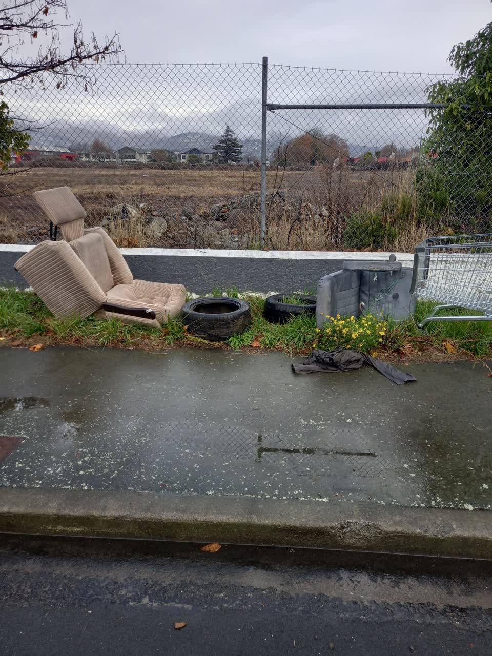 The photograph attached to this rubbish/recycling report
