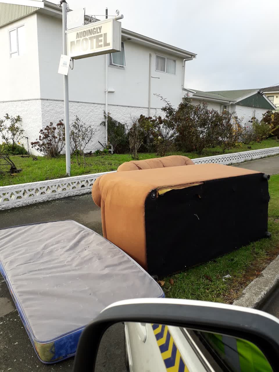 The photograph attached to this rubbish/recycling report