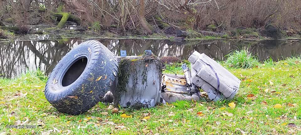 The photograph attached to this rubbish/recycling report