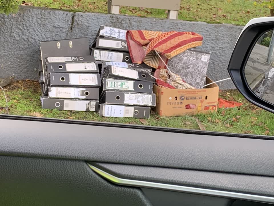The photograph attached to this rubbish/recycling report