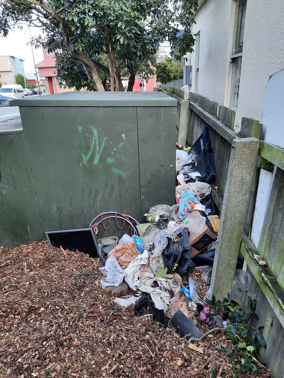 The photograph attached to this rubbish/recycling report