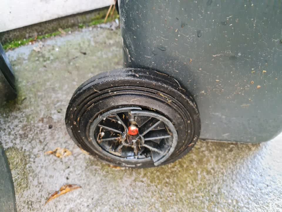 The photograph attached to this rubbish/recycling report