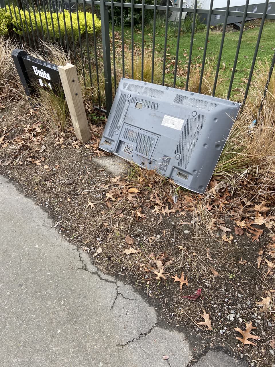 The photograph attached to this rubbish/recycling report