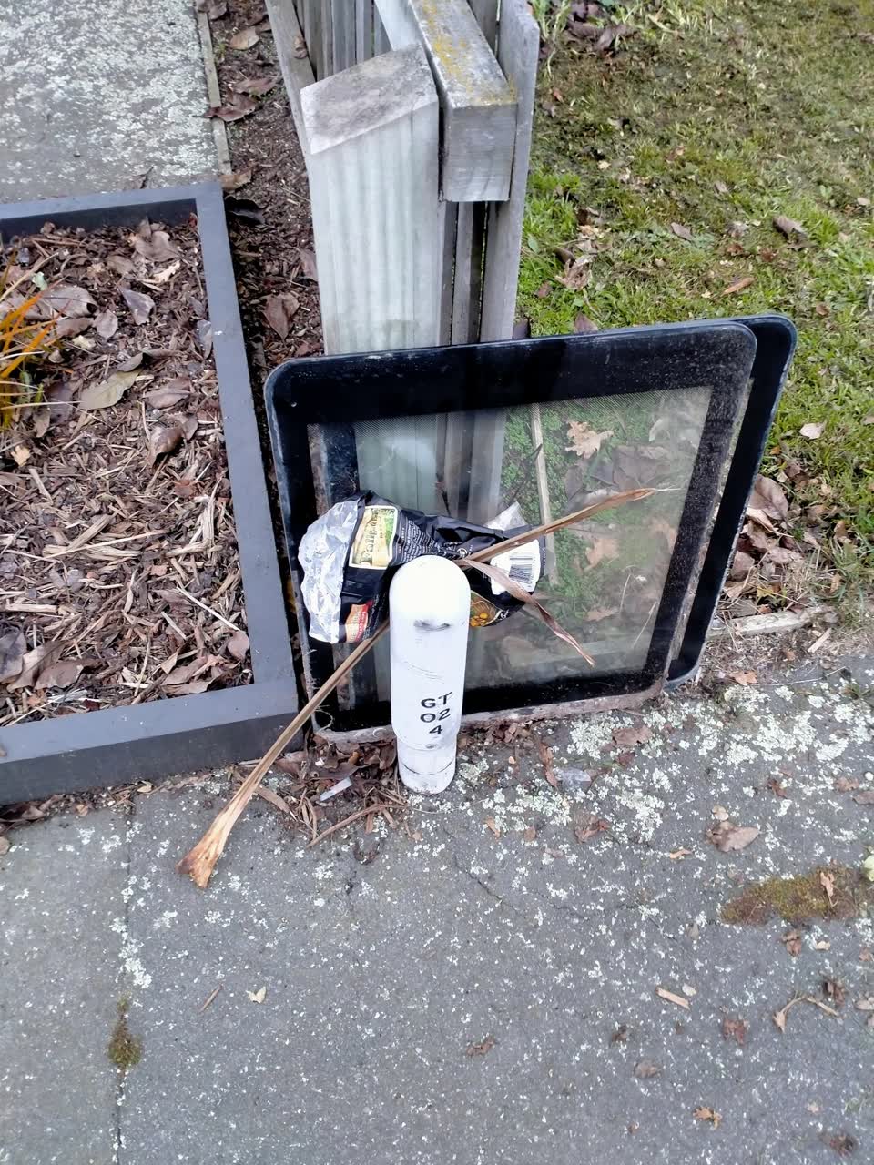 The photograph attached to this rubbish/recycling report
