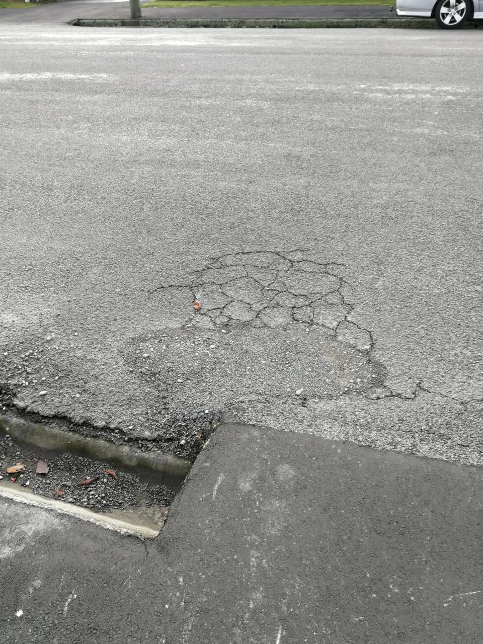 The photograph attached to this roading/streets report
