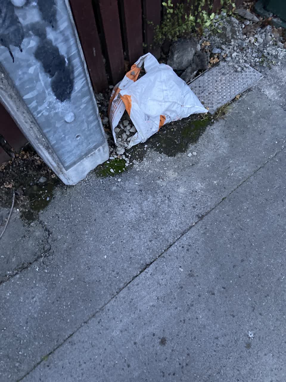 The photograph attached to this rubbish/recycling report