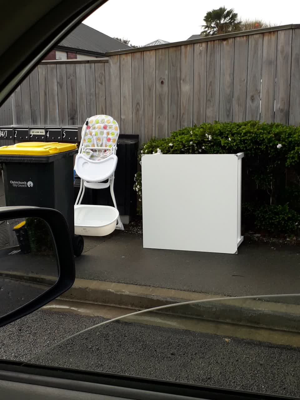 The photograph attached to this rubbish/recycling report