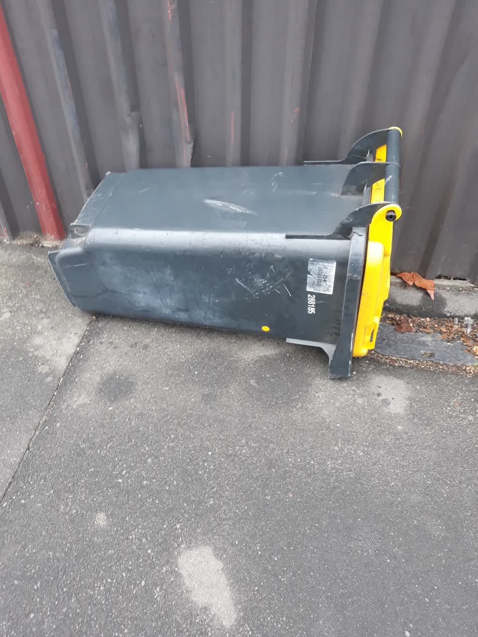 The photograph attached to this rubbish/recycling report