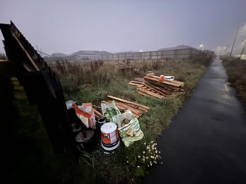 The photograph attached to this rubbish/recycling report
