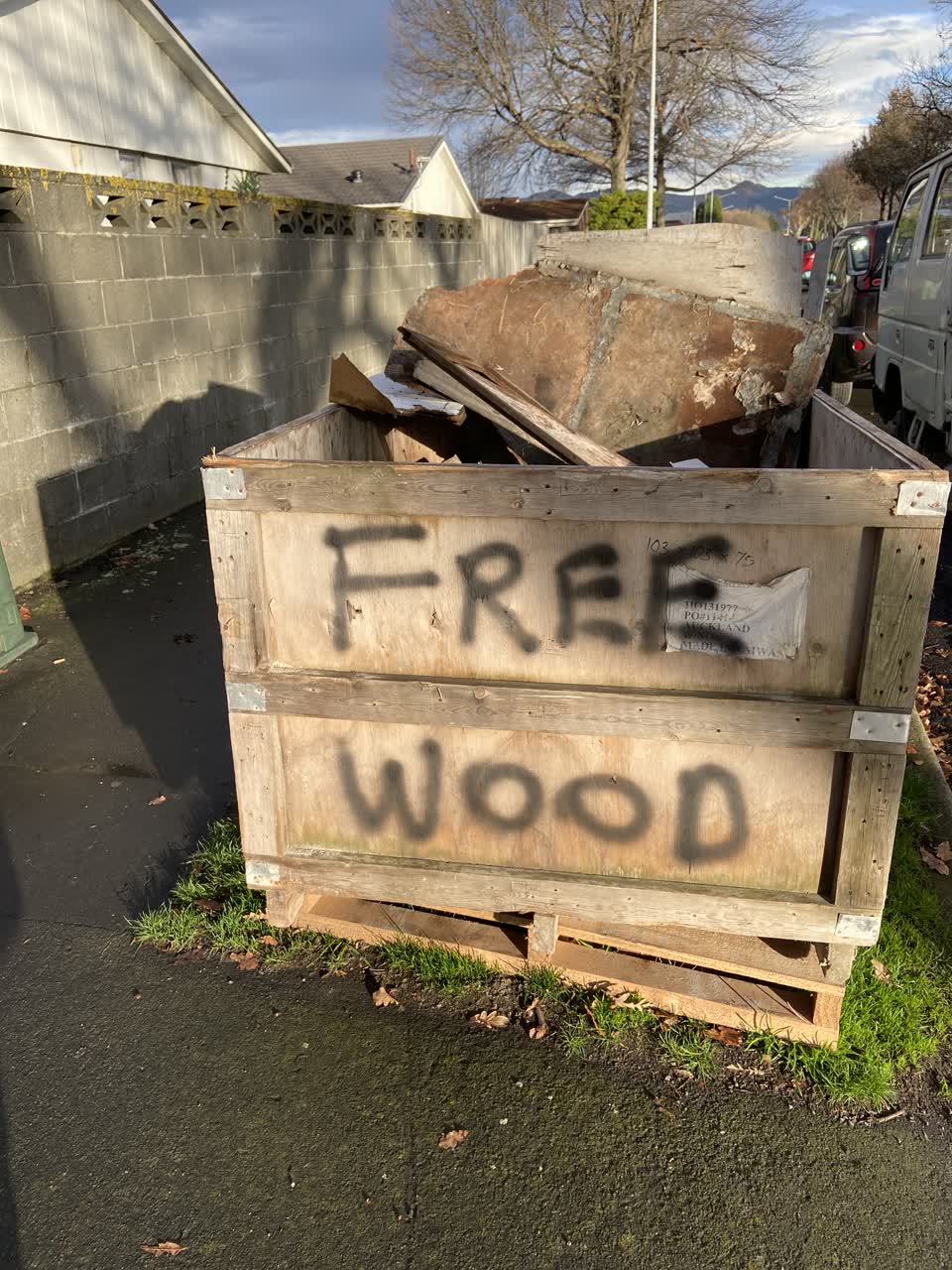 The photograph attached to this rubbish/recycling report