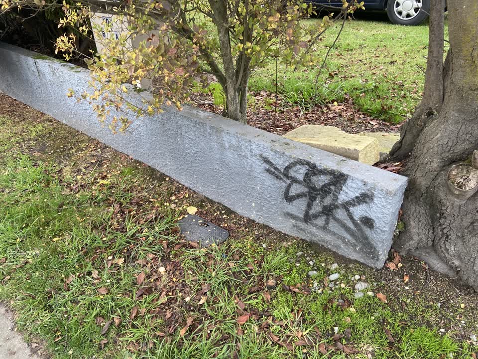 The photograph attached to this graffiti report