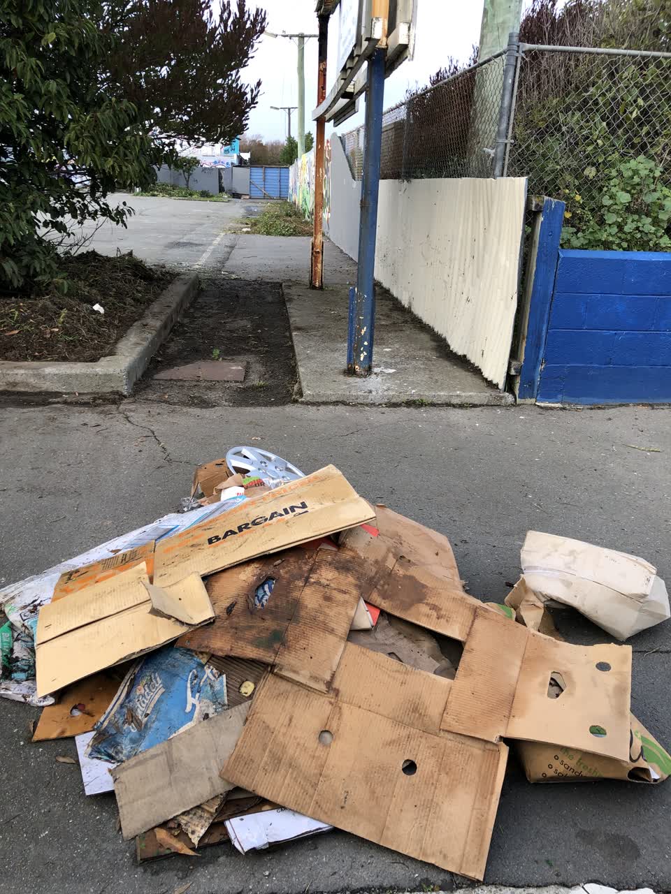 The photograph attached to this rubbish/recycling report