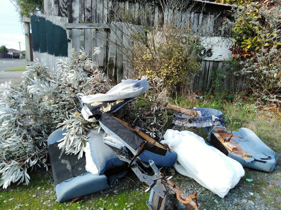 The photograph attached to this rubbish/recycling report