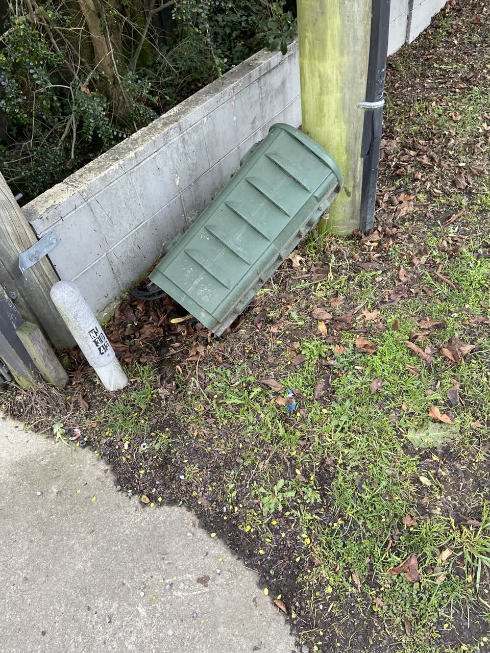 The photograph attached to this rubbish/recycling report