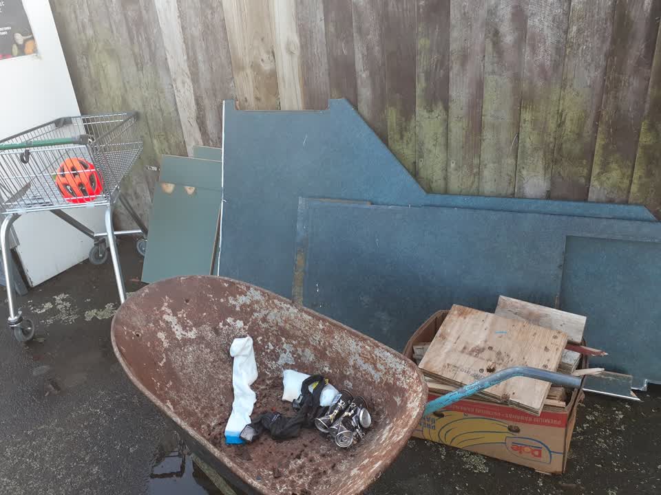 The photograph attached to this rubbish/recycling report