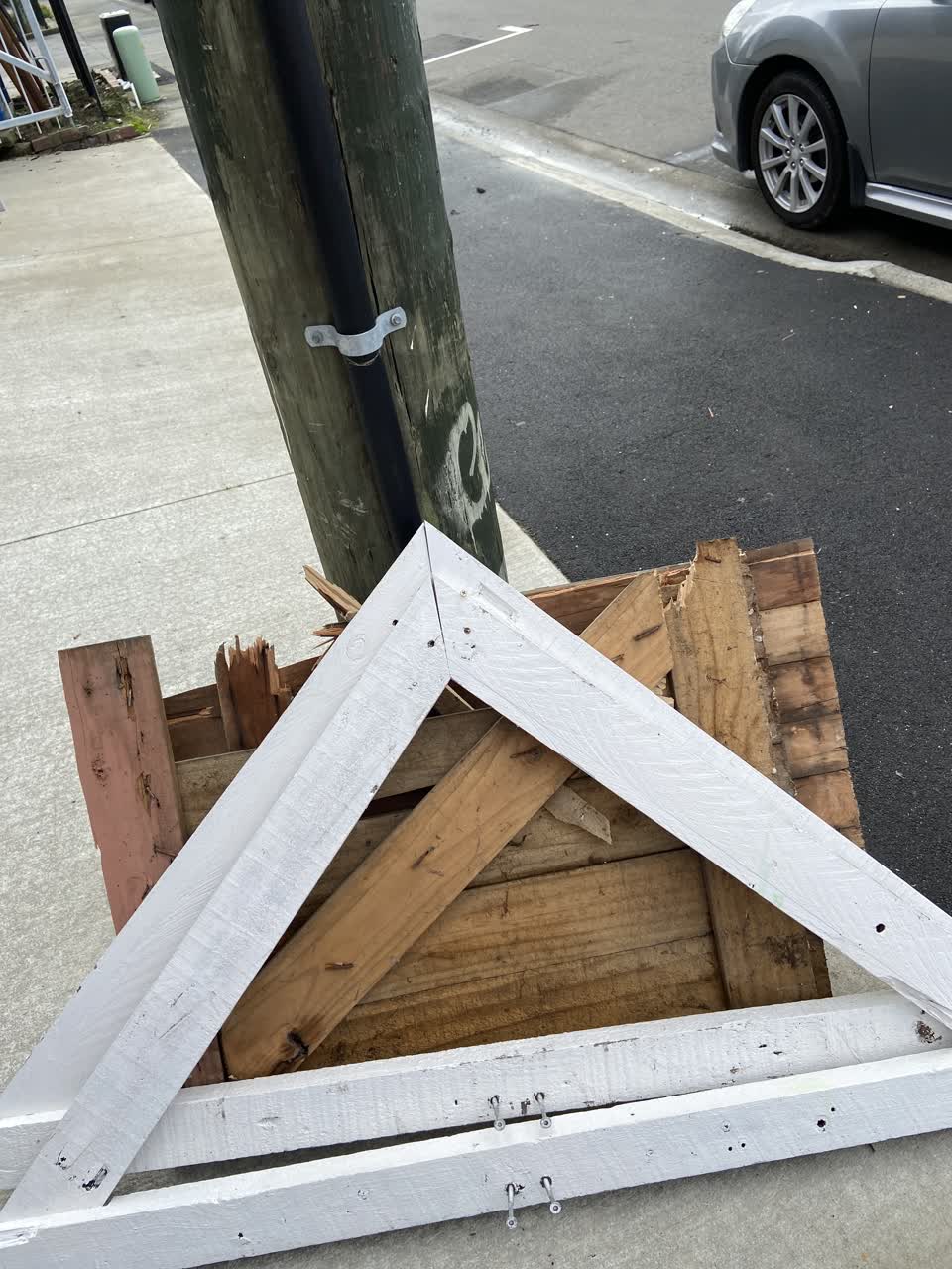 The photograph attached to this rubbish/recycling report