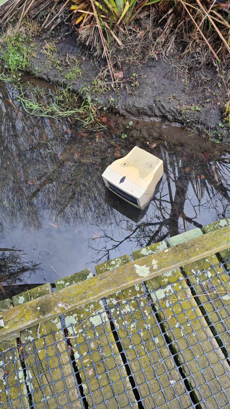The photograph attached to this rubbish/recycling report
