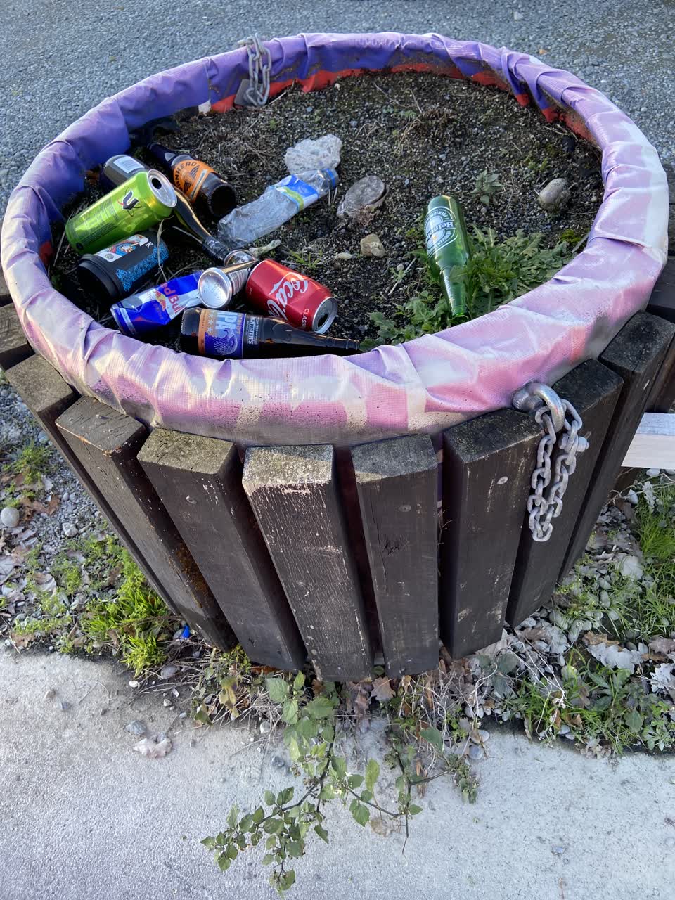 The photograph attached to this rubbish/recycling report