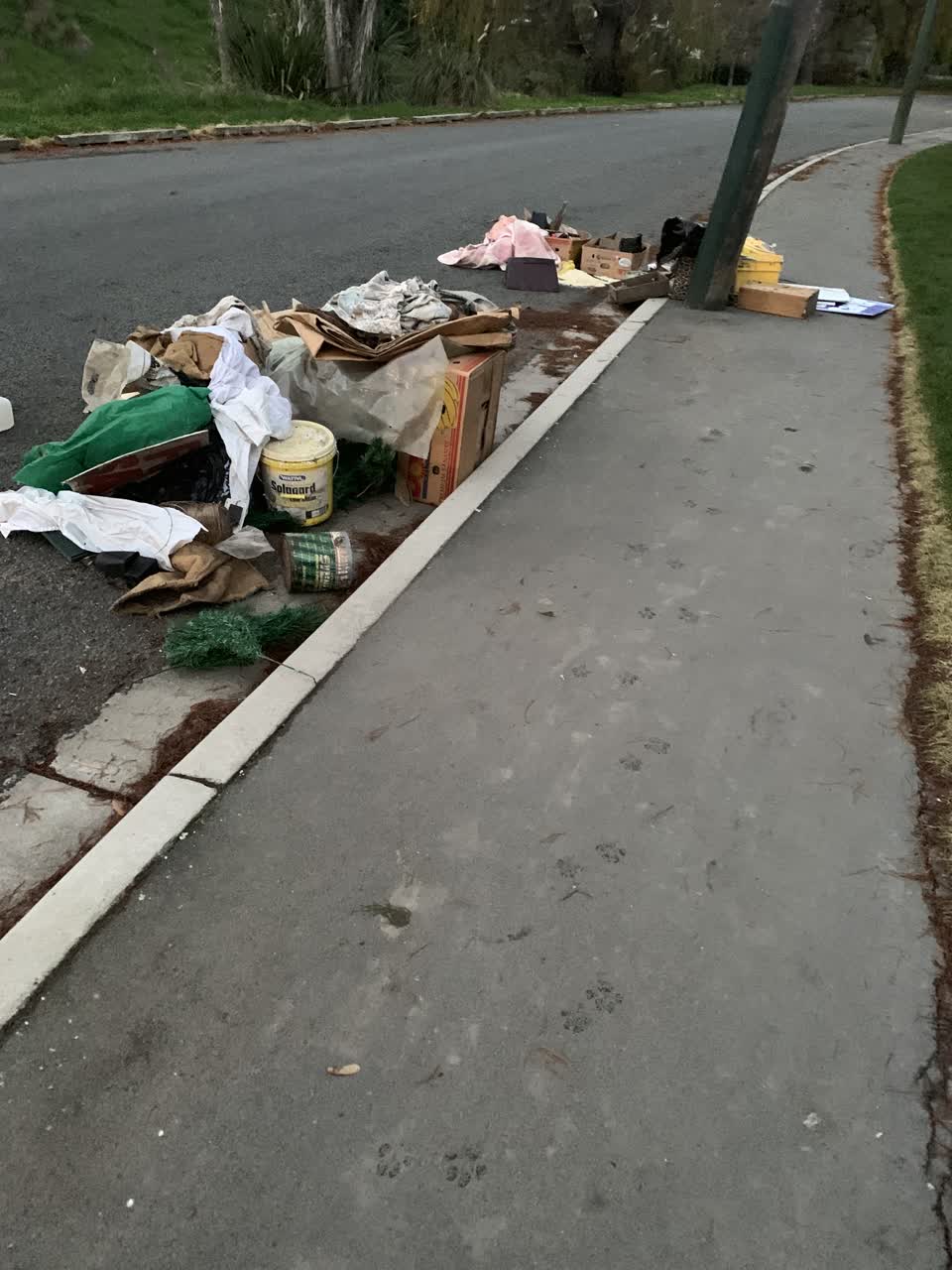The photograph attached to this rubbish/recycling report