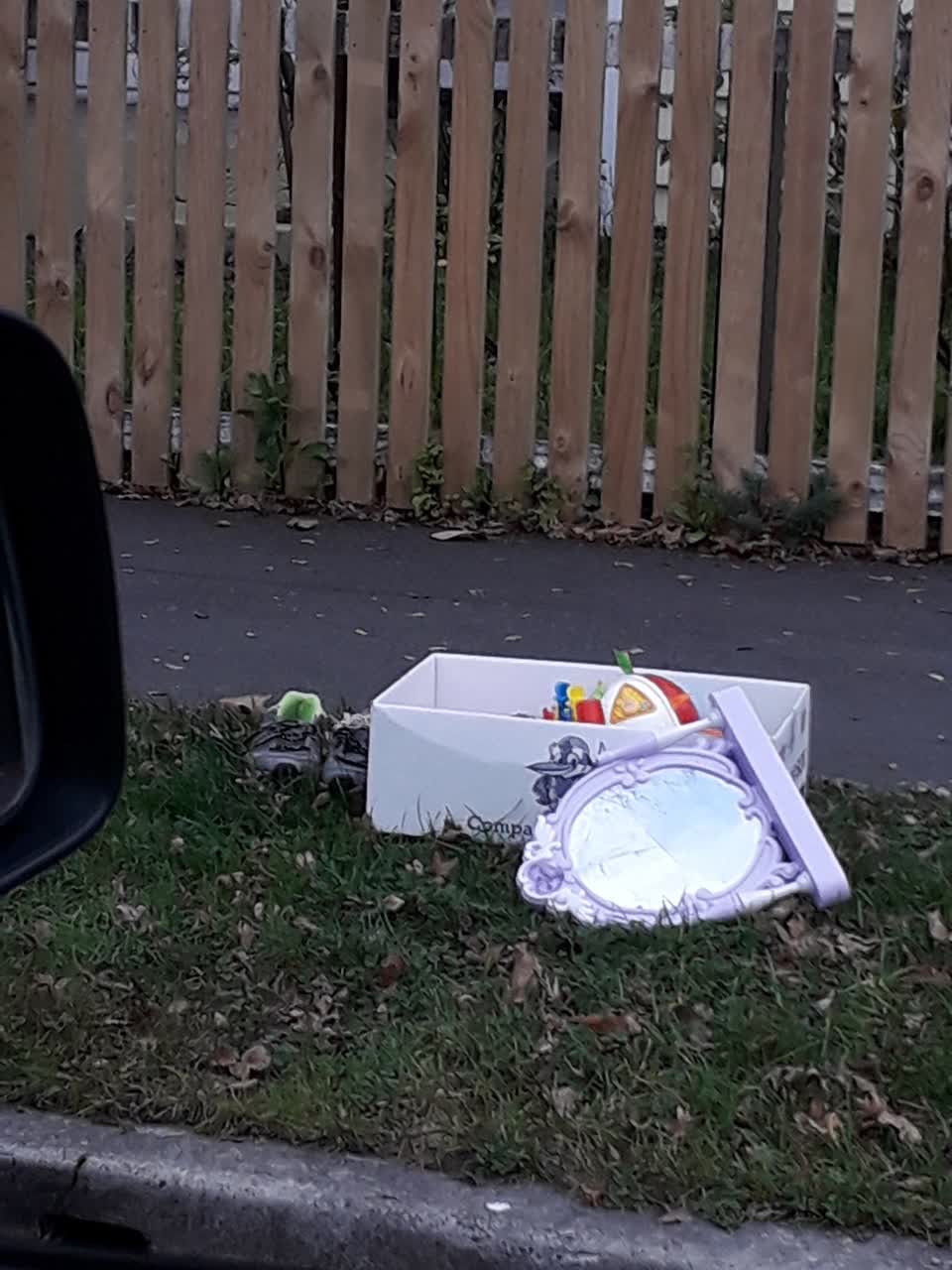 The photograph attached to this rubbish/recycling report