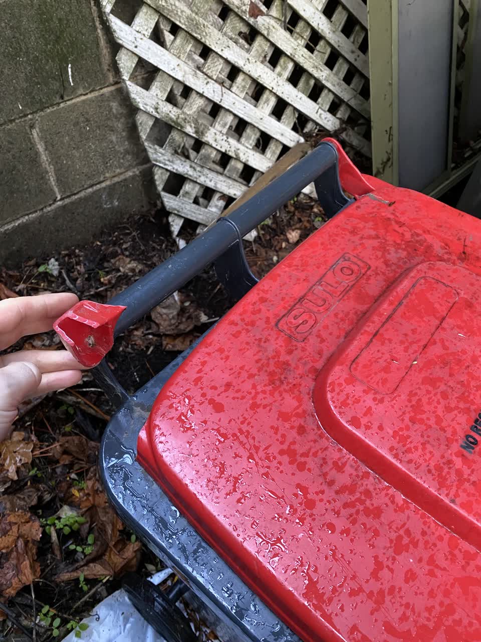 The photograph attached to this rubbish/recycling report