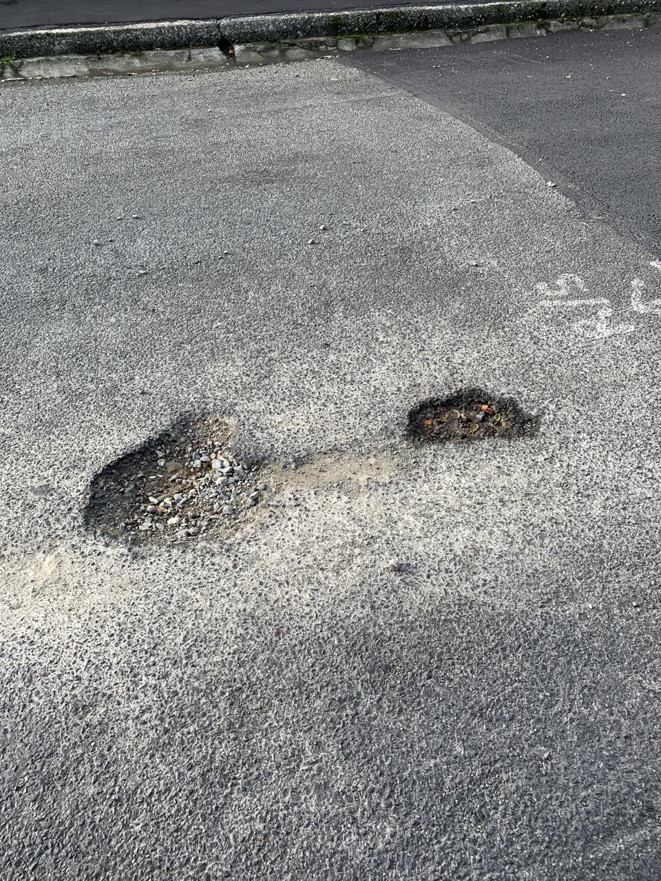 The photograph attached to this roading/streets report