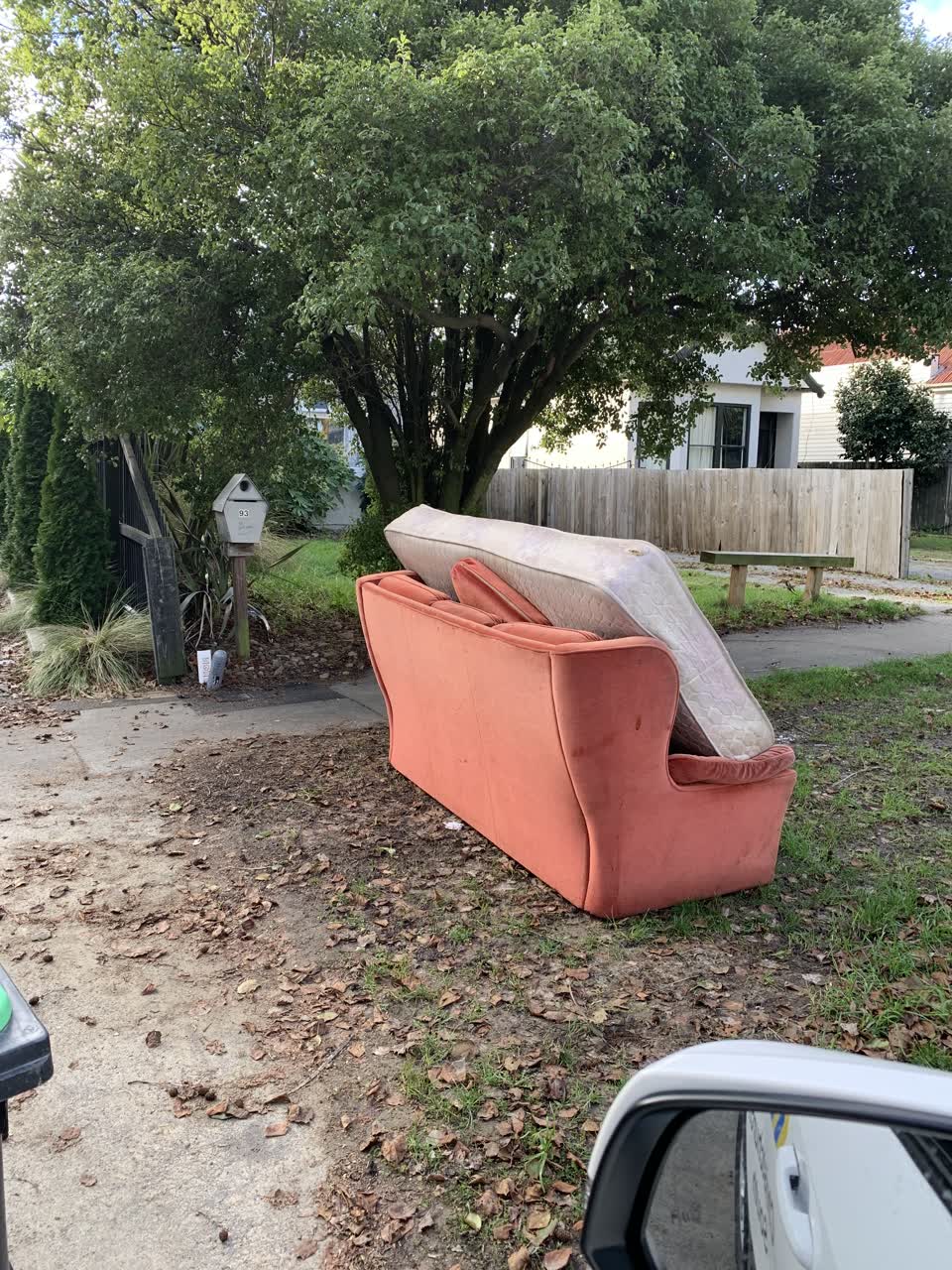 The photograph attached to this rubbish/recycling report